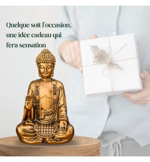  gros plan sur la finition dorée et les reflets lumineux de la statue