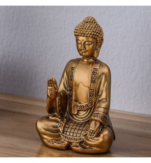  statue bodhi dorée utilisée comme objet de décoration sur une table basse