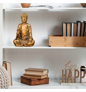  statue décorative dorée installée dans un coin détente pour une atmosphère apaisante