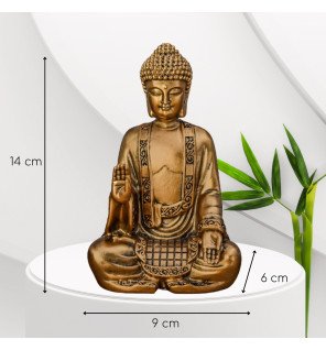  détail des mains jointes de la statue bodhi dorée évoquant la méditation