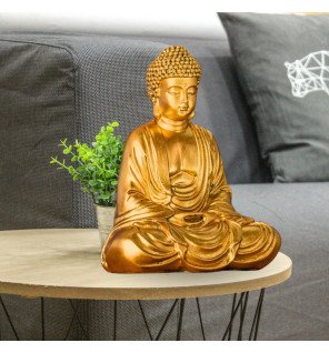  détail du visage serein de la statue bouddha dorée en pleine méditation