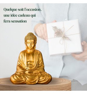  mise en scène de la statue bouddha sur une table basse avec bougies allumées