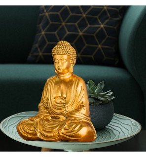  focus sur les mains jointes de la statue symbolisant la paix intérieure