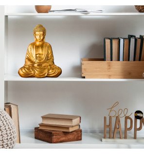  statue bouddha dorée intégrée dans une décoration minimaliste et épurée