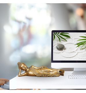  statue décorative bouddha allongé entourée de bougies pour une atmosphère apaisante