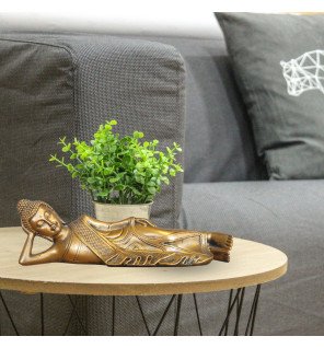  vue latérale de la statue couchée mettant en valeur son style épuré