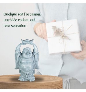  texture mate et finition soignée de la statue rieur gris sous la lumière naturelle