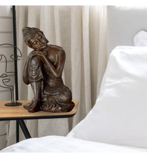  vue rapprochée sur la posture méditative de la statue bouddha penseur