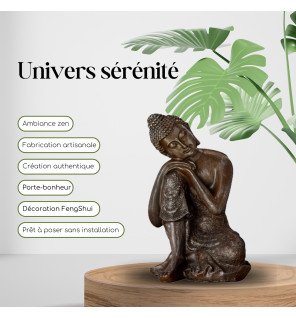  statue bouddha penseur thai mise en valeur sur une table basse en bois clair