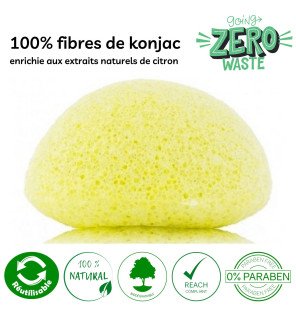 éponge konjac jaune pâle humide tenue dans une main féminine prête à être utilisée pour le nettoyage du visage
