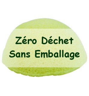 détail de l’éponge konjac au citron suspendue pour sécher après utilisation dans une salle de bain