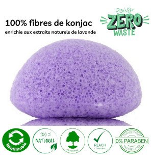 éponge konjac lavande naturelle humidifiée tenue dans une main féminine devant un miroir