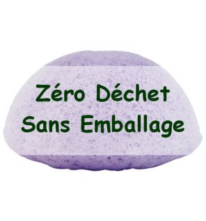 rituel beauté zéro déchet avec éponge konjac lavande sur un plateau en bois ambiance cocooning