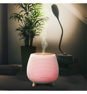  diffuseur lola usb en fonctionnement avec lumière led bleue dans un salon moderne