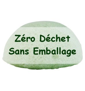 routine beauté zéro déchet avec éponge konjac verte et accessoires naturels