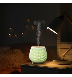  diffuseur d'huiles essentielles lola utilisé sur un bureau pour créer une atmosphère relaxante