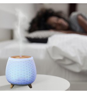  diffuseur ultrasonique lola avec éclairage led changeant de couleur dans une pièce tamisée