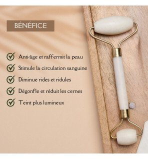 rouleaux pour massage facial présentés avec des produits de soin