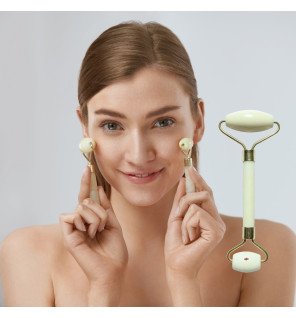 rouleaux de massage en jade blanc pour le visage sur une coiffeuse élégante