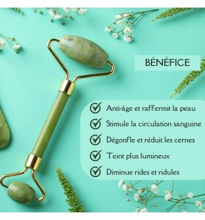 rouleaux de jade vert reposant sur un plateau en bois avec lumière naturelle