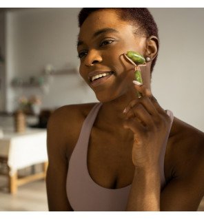 gros plan sur un rouleau de jade vert montrant la texture lisse et naturelle de la pierre