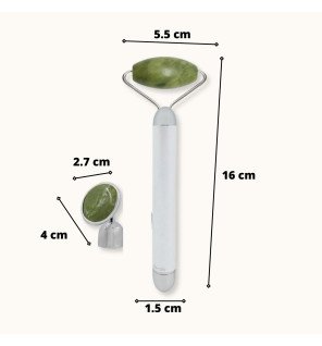 masseur facial électrique posé sur une étagère de salle de bain à côté d’autres accessoires de soin