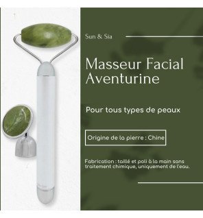 masseur facial en aventurine posé à côté d’un pot de crème hydratante dans une ambiance cocooning