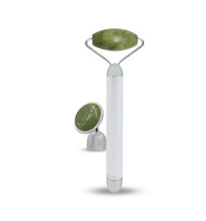 masseur facial en aventurine utilisé lors d’un rituel de massage du visage pour une peau éclatante