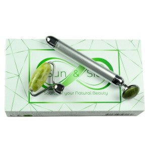 masseur facial en aventurine nettoyé sous un filet d’eau pour illustrer l’entretien facile