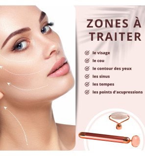 femme souriante appliquant le masseur visage sur son front dans une ambiance cocooning