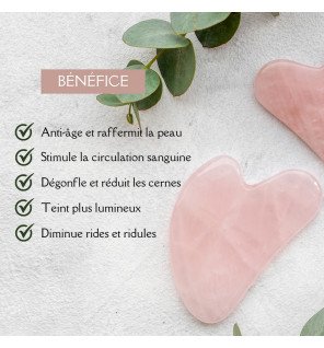 gua sha en gros plan montrant la texture lisse et la couleur rose translucide