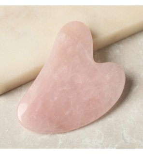 accessoire de massage visage sur un linge doux pour ambiance cocooning