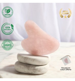 gua sha posé sur une coiffeuse avec des accessoires de soin