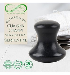 détail du champi gua sha montrant la texture lisse de la pierre verte