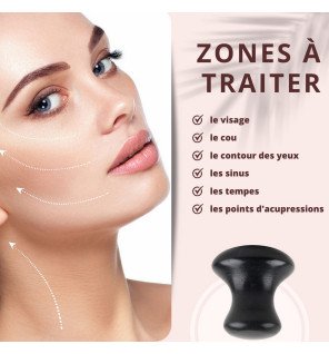 main tenant le champi gua sha pour démontrer l’utilisation sur la peau