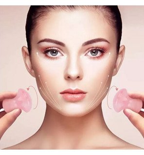 détail du gua sha champignon en quartz rose montrant sa texture lisse