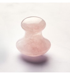 gua sha en forme de champignon utilisé lors d’un rituel beauté relaxant