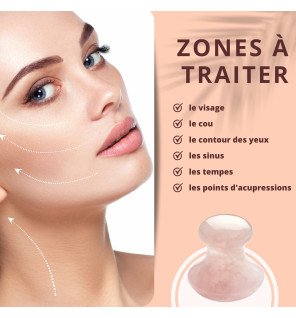main tenant le gua sha en quartz rose pour un soin du visage