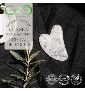 détail du gua sha en cristal de roche montrant sa surface lisse et polie
