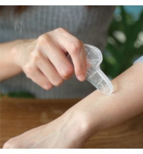 gros plan sur la texture cristalline du gua sha pour massage facial