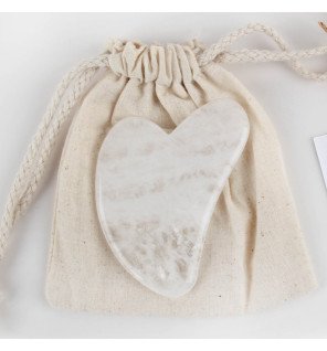 gua sha translucide utilisé lors d’un massage relaxant