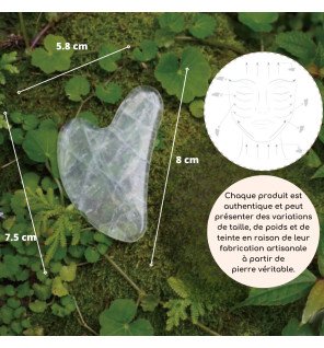 main appliquant le gua sha sur la joue pour stimuler la circulation