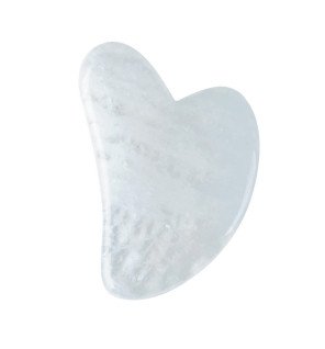 gua sha en cristal de roche présenté dans sa pochette de rangement élégante