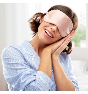 gros plan sur la texture lisse du guasha en pierre naturelle