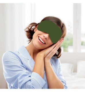 masque yeux doux et confortable présenté avec une bougie allumée