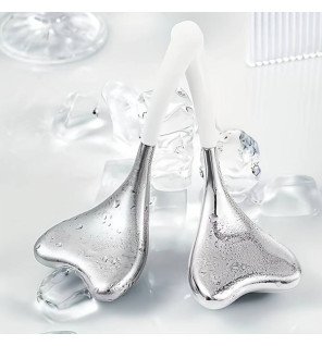 accessoire de massage facial en métal argenté pour soin anti-âge sur une coiffeuse