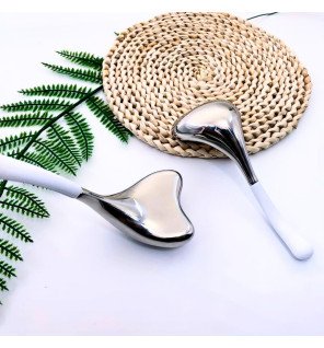 détail de la poignée ergonomique du masseur visage caudale pour une prise en main facile