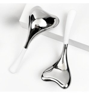 masseur visage caudale utilisé sur le front pour stimuler la circulation sanguine