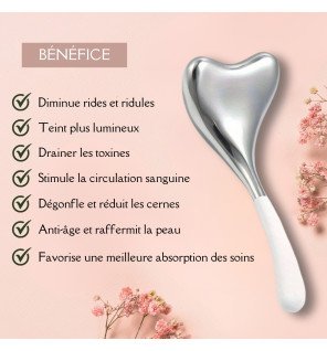 mise en situation du masseur visage caudale lors d’un moment de détente à la maison