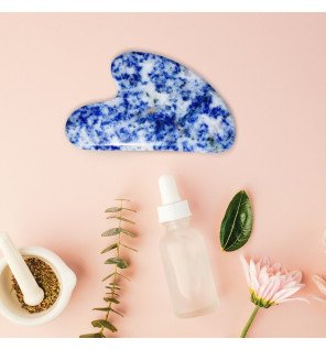 détail de la texture lisse et veinée du gua sha en sodalite pour routine beauté
